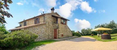 charming-farmhouse-in-umbria-for-sale15