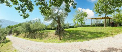 charming-farmhouse-in-umbria-for-sale19