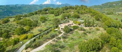 charming-farmhouse-in-umbria-for-sale3