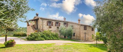 charming-farmhouse-in-umbria-for-sale25