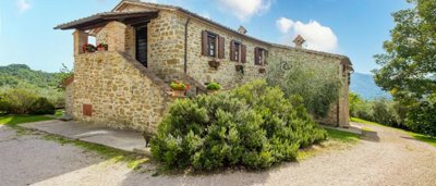 charming-farmhouse-in-umbria-for-sale16