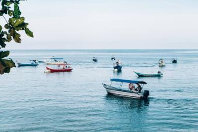 142618075-grupo-de-lanchas-rapidas-para-la-isla-esperando-actividades-amarradas-en-la-isla-pangkor-de-nipah