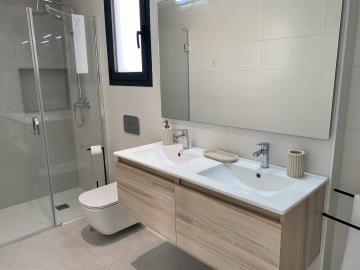 Upstairs-master-en-suite-bathroom